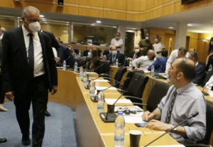 МВД и контрольно-ревизионная служба увязли в словесной войне из-за паспортов