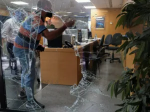 Вкладчики ограбили два ливанских банка