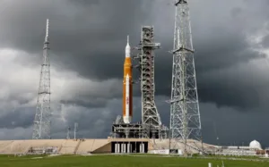 Утечка топлива задержит первый запуск лунной ракеты НАСА «Артемида» на несколько недель