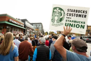 На Starbucks подали в суд за обвинение профсоюзных работников в нападении и похищении людей