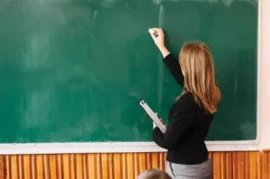 Учительница начальной школы предстала перед судом по обвинению в жестоком обращении с 11-летним учеником