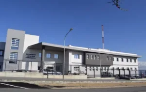 Двое арестованы после того, как поехали в полицейский участок с марихуаной и кокаином при себе