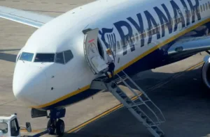 Пассажирский самолет Ryanair, приземлившийся в Афинах, обыскали из-за угрозы взрыва