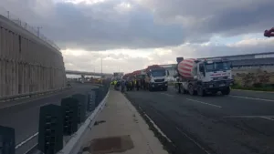 Закрытие дороги в Пафосе из-за протеста карьерных компаний