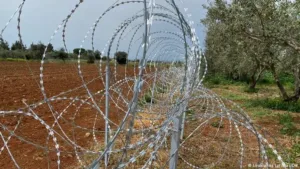Жители Атьену восстали против планируемого забора из колючей проволоки, чтобы остановить нелегальную миграцию