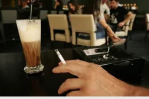 Несмотря на запрет, курение в помещениях провокационно продолжается в ресторанах, барах, ночных клубах