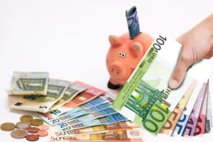 Кипрские банки и организация Junior Achievement обучают студентов умным расходам
