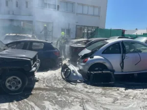 При пожаре в автомастерской сгорели восемь автомобилей