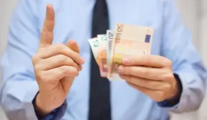 Общественные лидеры возмущены намерением государства урезать пореформенные зарплаты