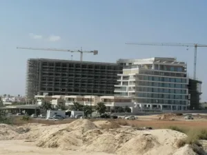 Кабмин распорядился снести два незаконных этажа в здании Sun City