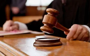 Суд отправил отца в тюрьму за лишение матери ребенка родительских прав