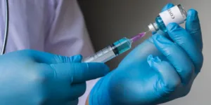 С понедельника прививки от Covid и гриппа станут доступны для всего населения