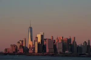 Деловая активность в США замедляется, инфляционные ожидания потребителей растут