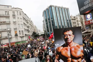 Турция задержала почти 1900 человек в знак протеста против заключения мэра в тюрьму, отвергая международную критику