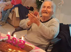 102-летняя бабушка в Ларнаке празднует свой долгий жизненный путь