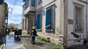 Полиция проведет расследование на месте пожара в здании, которое загорелось в Ларнаке