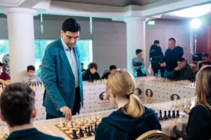 Гроссмейстер играет с 19 молодыми шахматистами одновременно, один из них сводит к ничьей