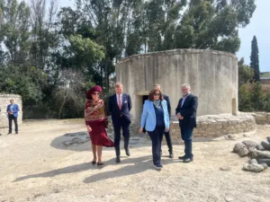 Голландская королевская чета совершает экскурсию по неолитическому поселению Хирокойтия