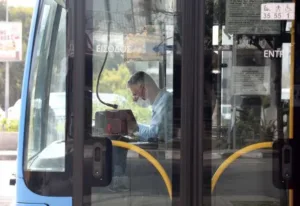 Водитель школьного автобуса арестован в Ларнаке по подозрению в домогательствах к девочке-подростку