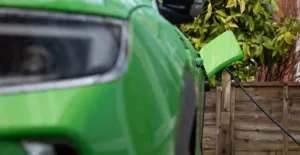 Правительство утвердило гранты для более чем 2500 электромобилей