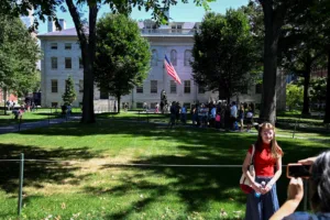 Гарвард просит Трампа отступить, поскольку федеральное финансирование в размере 2,3 миллиарда долларов заморожено