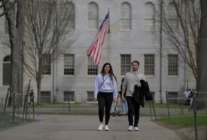 Администрация Трампа аннулирует гранты и требует визовые документы из Гарварда