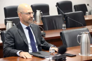 Депутаты слышат о задержках с подачей заявлений на получение гражданства и вида на жительство