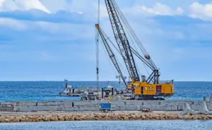 Строительство новых волнорезов в Ларнаке приостановлено