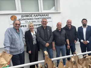 Местная администрация Ларнаки пожертвовала 100 продуктовых наборов нуждающимся семьям