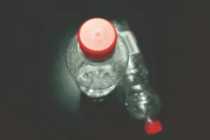 Столовые, нарушающие предельные цены на воду, оштрафованы на 5000 евро