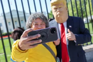 США исключают смартфоны и компьютеры из-под ответных тарифов Трампа