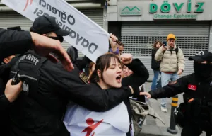Турецкая полиция вступила в потасовку с первомайскими демонстрантами в Стамбуле, задержаны сотни человек