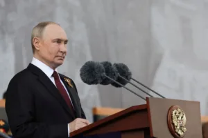 Кремль заявляет, что предложение о мирных переговорах по Украине в Турции остается в силе, но не сообщает, кто будет участвовать в них.