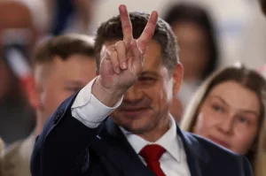 Небольшое лидерство польских центристов на президентских выборах уравновешивает проевропейский курс
