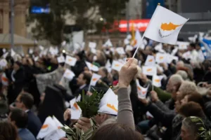 Обсуждение закона о протестах застопорилось из-за пропуска депутатами сессии