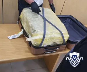 В аэропорту Пафоса задержан пассажир с почти 17 кг каннабиса