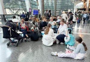 Хаос в аэропортах Дубая и Дохи: Тысячи пассажиров застряли из-за закрытия воздушного пространства на Ближнем Востоке