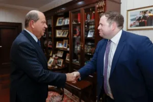 Татар встретился с госминистром Великобритании: Призывает к решению на основе двух государств и критикует действия Кипра по собственности
