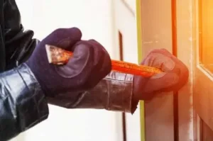 Мужчина арестован в Фамагусте по подозрению в краже со взломом и нападении на полицию