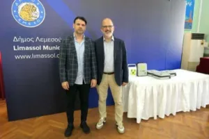 Лимассол получил четыре новых дефибриллятора от фонда Blueheart