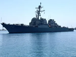 Ракетный эсминец ВМС США «Теусс Махан» прибыл на Кипр