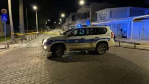 Полиция расследует ограбление киоска в Айя-Напе с угрозой огнестрельным оружием