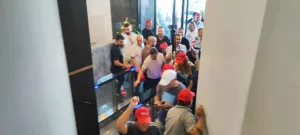 Сотрудники Koop Bank на севере Кипра ворвались в штаб-квартиру банка из-за невыплаты зарплат