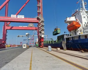 Судно с 1200 тоннами помощи из Кипра прибыло в порт Ашдод