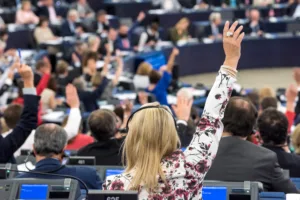 Европарламент обсуждает законопроект о контроле над чатами: Защита детей или тотальная слежка?