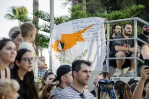 Протест в Никосии: Демонстрация у президентского дворца из-за пожаров в Лимассоле