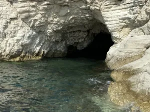 Женщина спасена после падения со скалы в Айя-Напе