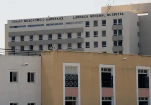 В Ларнаке мужчина упал с подпорной стены и получил травмы
