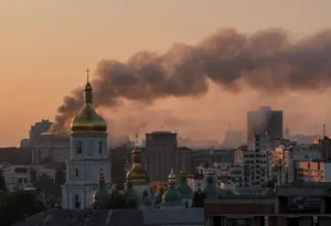 Крупнейшая воздушная атака России: Главное здание правительства Украины повреждено, трое погибших