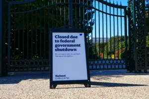Администрация Трампа готовится к массовым увольнениям федеральных служащих на фоне продолжающегося шатдауна
